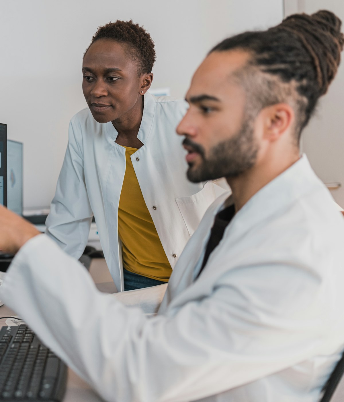 Equipe médica da Clínica Baggio analisando dados clínicos com atenção e cuidado